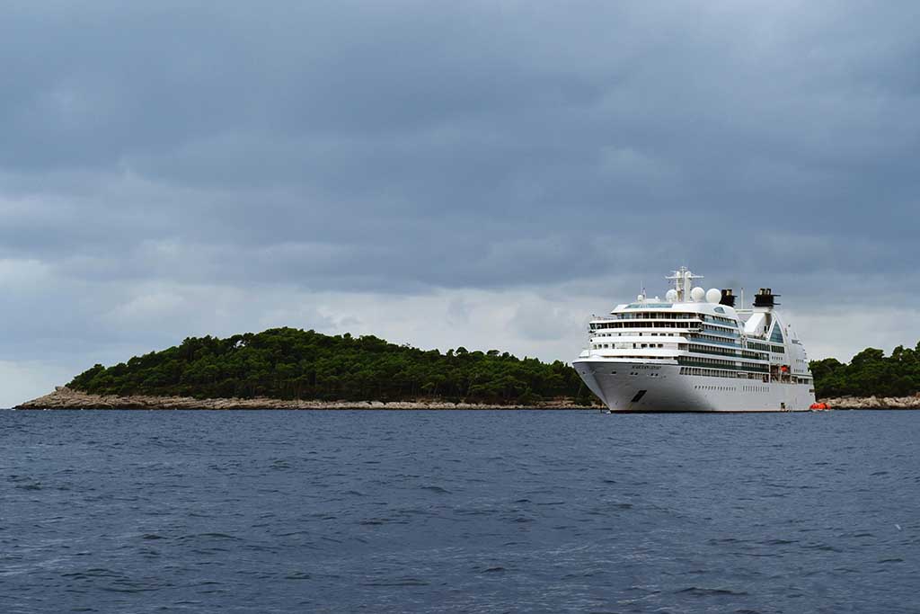 Färja på skärgårdskryssning i Finland