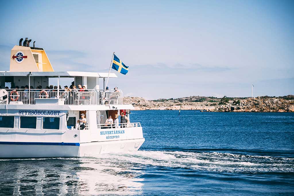 Färja på skärgårdskryssning i Sverige