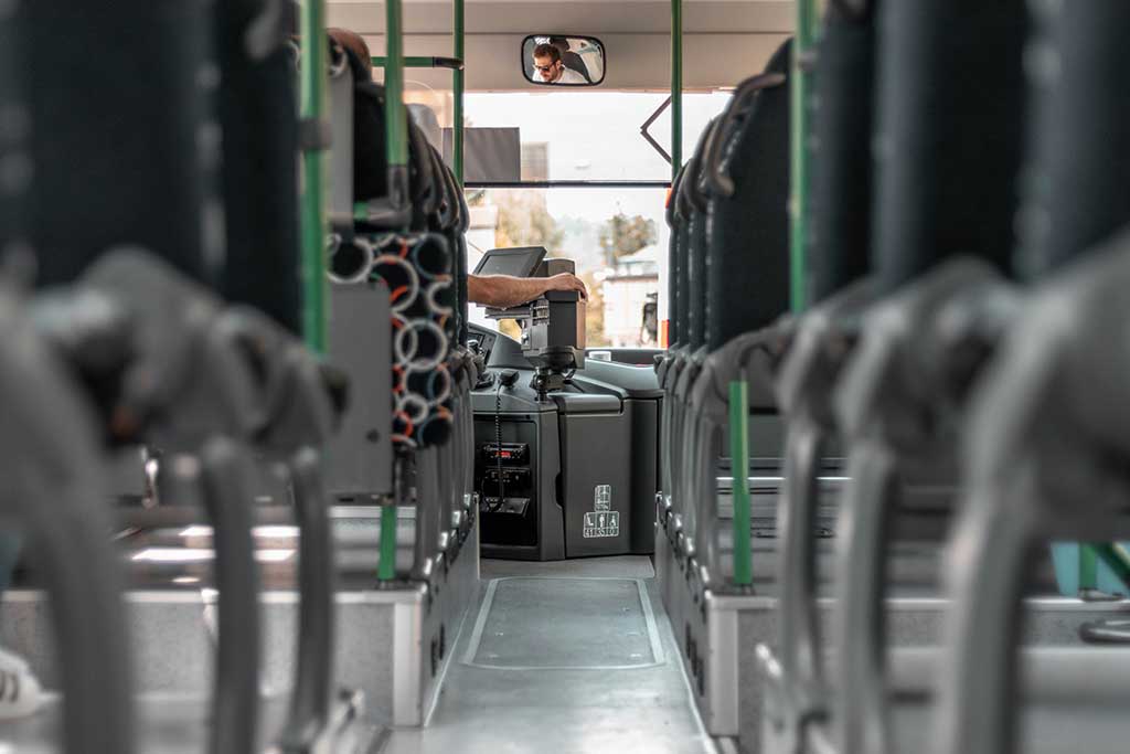 Skolbarn som får skolskjuts via buss