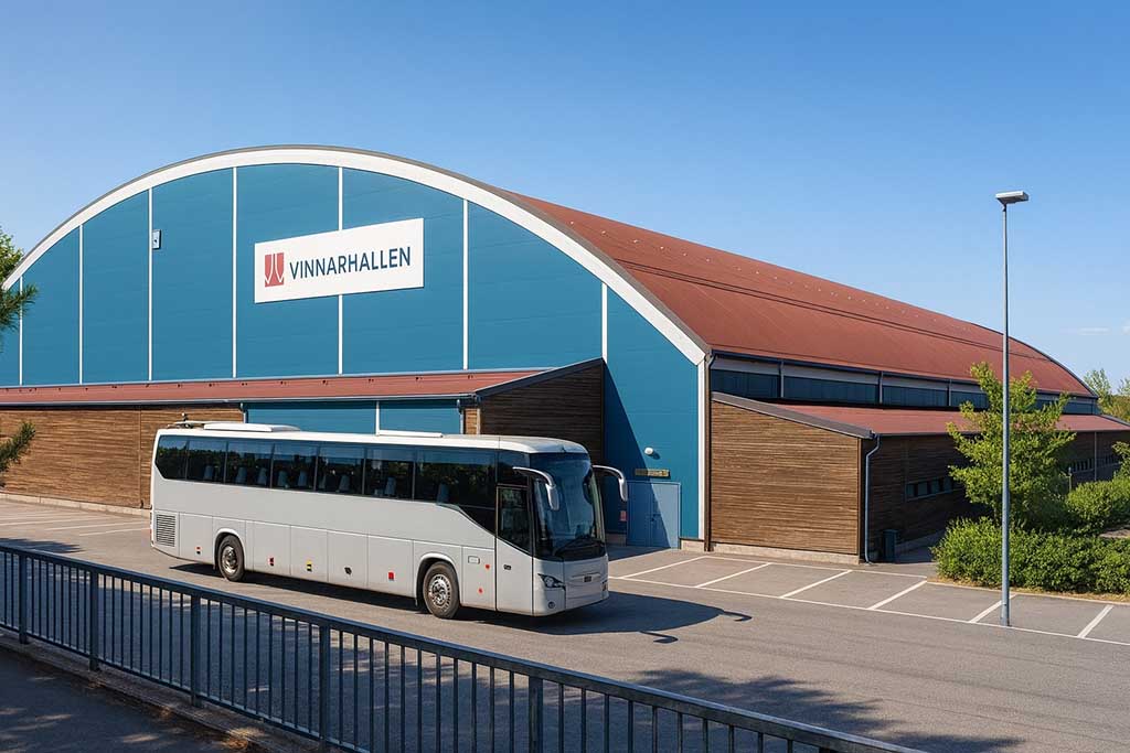 Buss utanför Vinnarhallen på Bosön