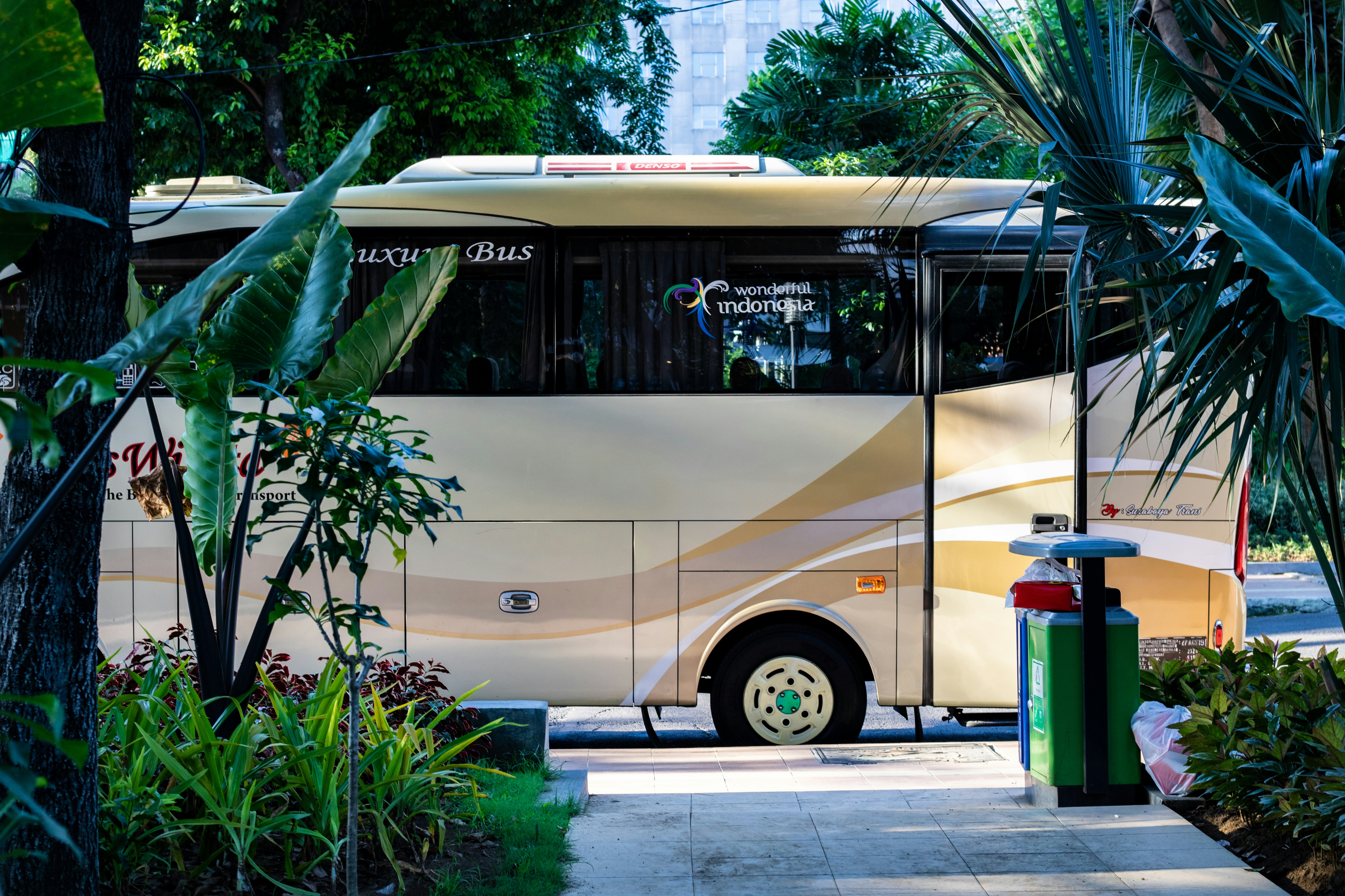 Charterbuss som står parkerad