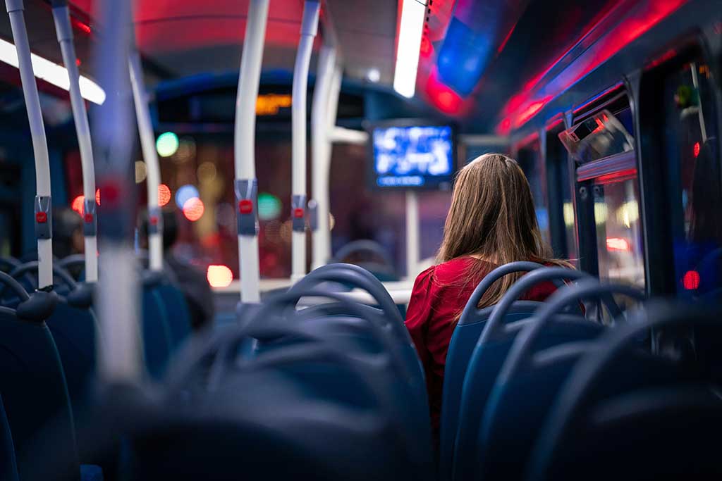 Inuti en dubbeldäckarbuss