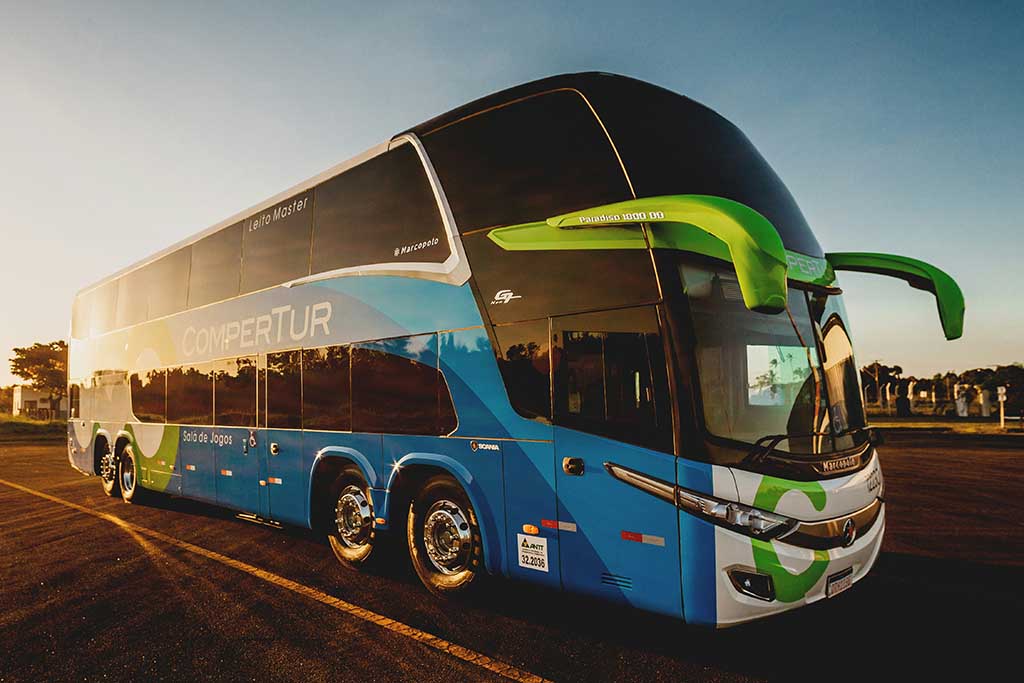 Närbild på en buss