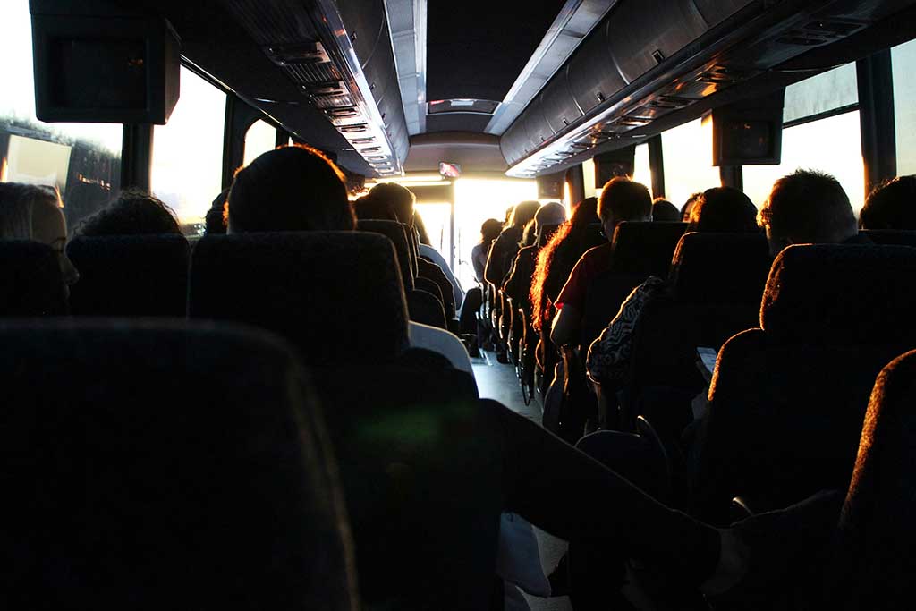 Skolbarn som får skolskjuts via buss