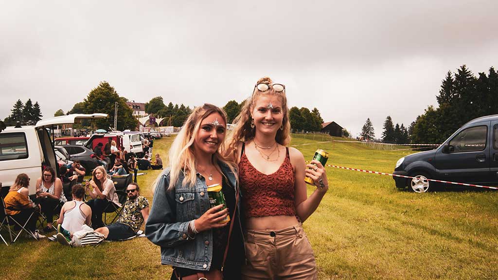 Parkeringen på en festival med bussar och bilar