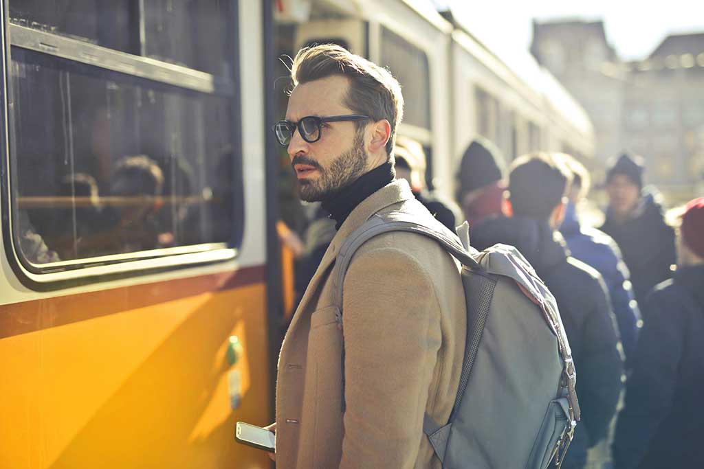 En grupp personer som väntar på att få kliva på sin buss