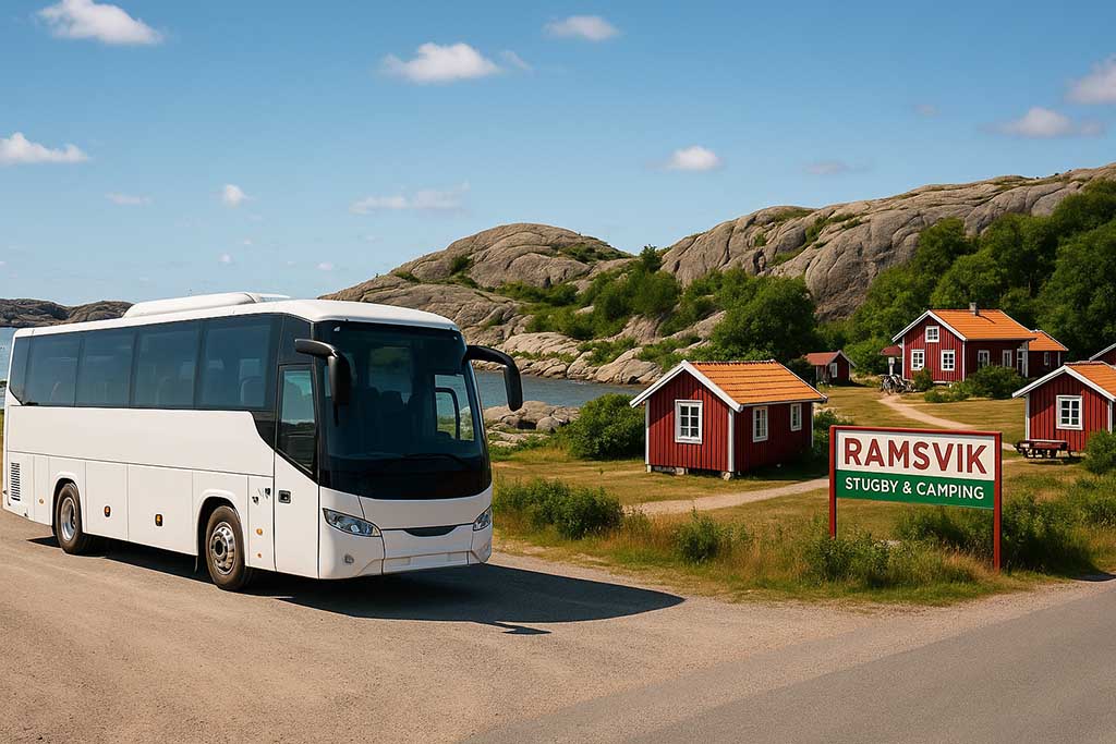 Turistbuss som står parkerad vid Ramsvik Stugby & Camping