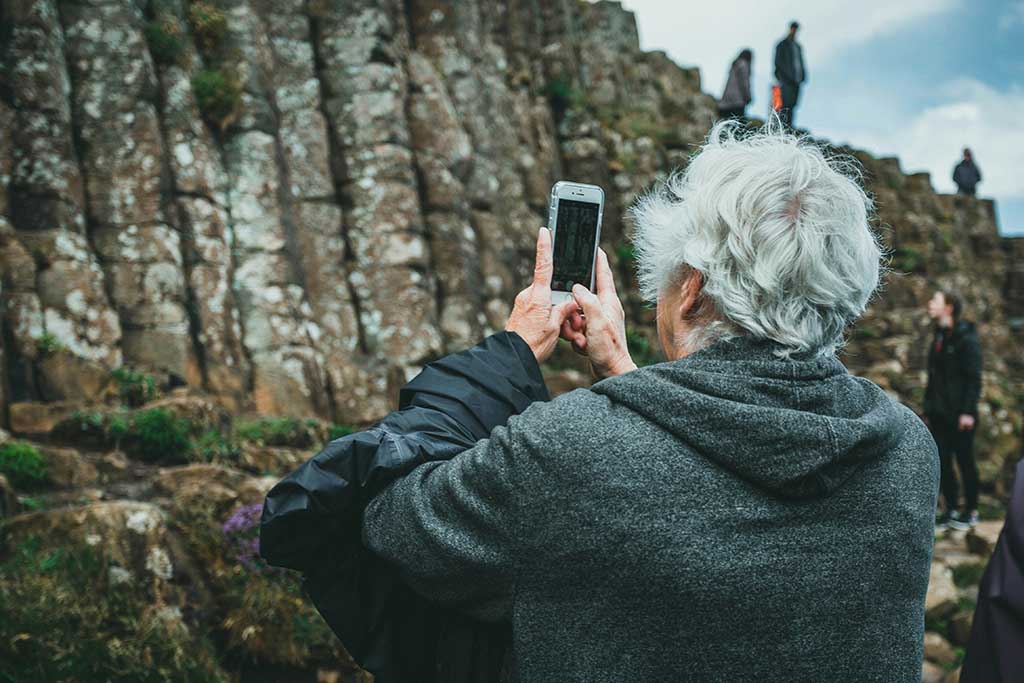 Senior på resa i naturen