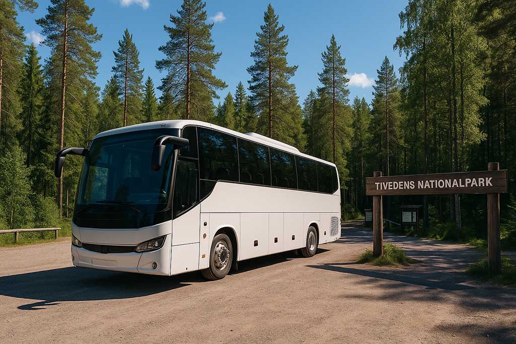 Buss parkerad vid Tivedens nationalpark